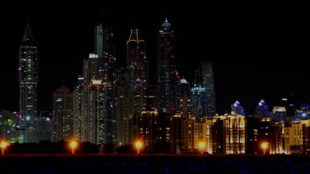 Dubais Nattskyline Från Handflatan — Stockvideo