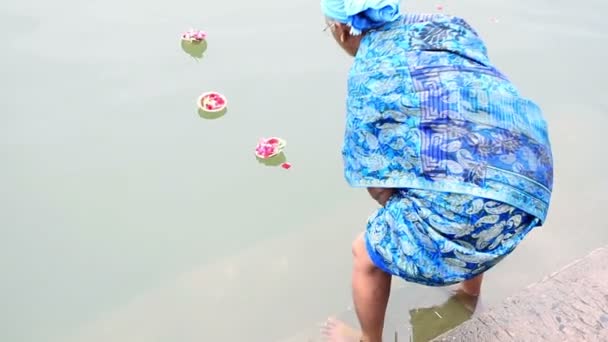 India Varanasi Цветы Плавающие — стоковое видео