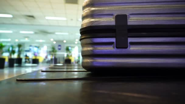 Pasajeros Del Aeropuerto Equipaje Esperando — Vídeos de Stock