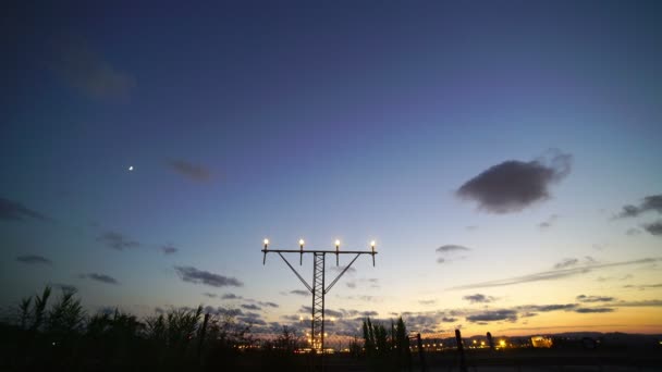 Aterrizaje Del Avión Atardecer Del Aeropuerto — Vídeos de Stock