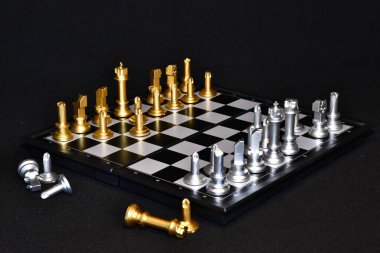 Fikir stratejisi, konsept, iş dünyası, fütürist grafik ikonu ve altın ve gümüş satranç, masa oyunu siyah ton