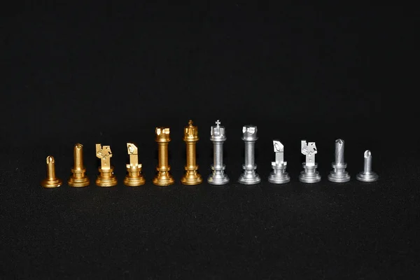 어두운 배경에 Conept Strategy Chess — 스톡 사진