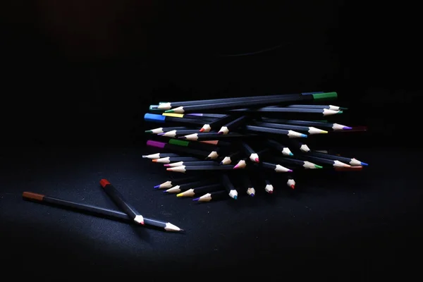 Színes Ceruzák Egy Fekete Háttér Közelkép Rajz Művészeti Festmény — Stock Fotó