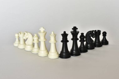 Satranç taşlarıyla kötü satranç. Karanlık arka planda satranç. Strateji. Cnekmate.