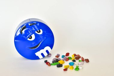 Beyaz arka planda çikolatalı kompozisyon demir bir teneke kutuyla, metin için yer