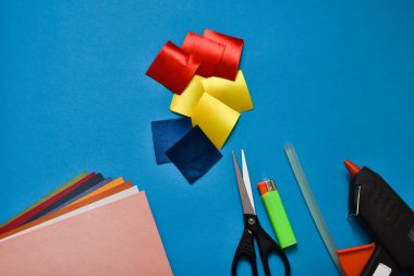 Adım 2. Kendiniz yapın. 9 Mayıs bayramında kart yapmak için adım adım talimatlar. Yukarıdan görünüm. metin için yer.