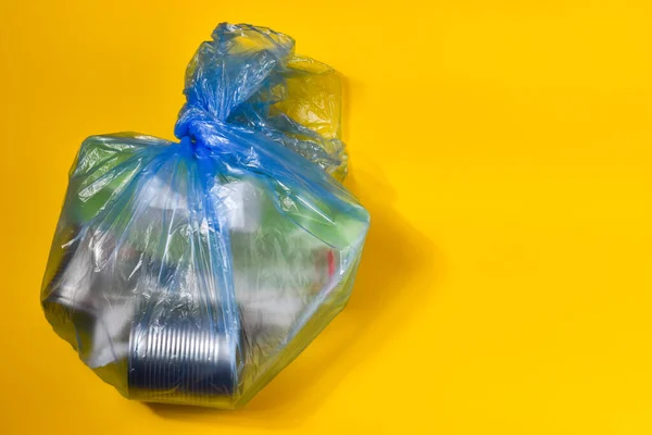 Eko Konsepti Çinde Çöp Olan Mavi Çanta Şişe Kağıt Sarı — Stok fotoğraf
