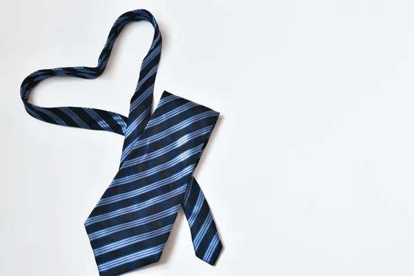 Cravatta Blu Disposta Sotto Forma Cuore Uno Sfondo Abete Concetto — Foto Stock