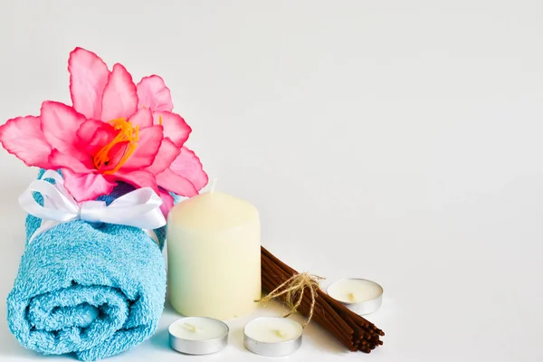 Wellnessbereich Mit Kerze Handtuch Badesalz Und Rosa Blume Räucherstäbchen Auf — Stockfoto