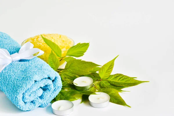 Wellness Stillleben Sind Blumen Und Handtücher Badesalz Auf Weißem Hintergrund — Stockfoto