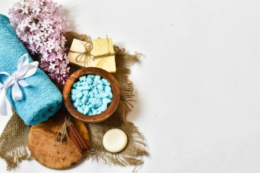 Spa natürmort. Havlu, banyo tuzu, beyaz arka planda spa tedavisi için sabun. Metin için yer