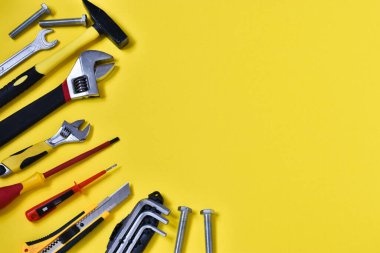 Sarı arka planda tamir için inşaat aletleri. İş, inşaat, onarım kavramı. Metin için yer