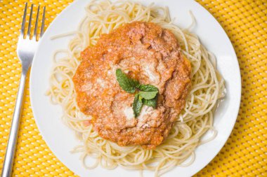 Etli sosisle doldurulmuş arepitalar.