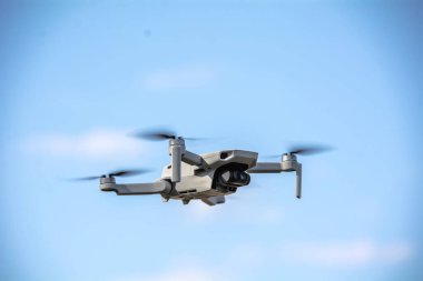 Gökyüzü arka planında uçan bir kuadkopter