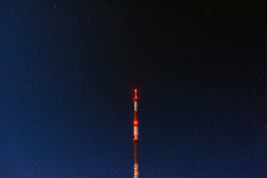 Gece radyo kulesi yıldızlı gökyüzü arkaplanı