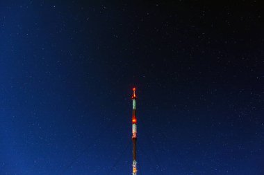 Gece radyo kulesi yıldızlı gökyüzü arkaplanı