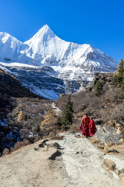 Monk Red Robe Path Snow Mountain — Stock Photo, Image