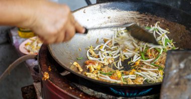 Wok 'ta geleneksel Padthai yemeği.