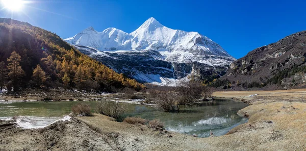 Buzlu gölün üzerindeki buz dağı yansıması