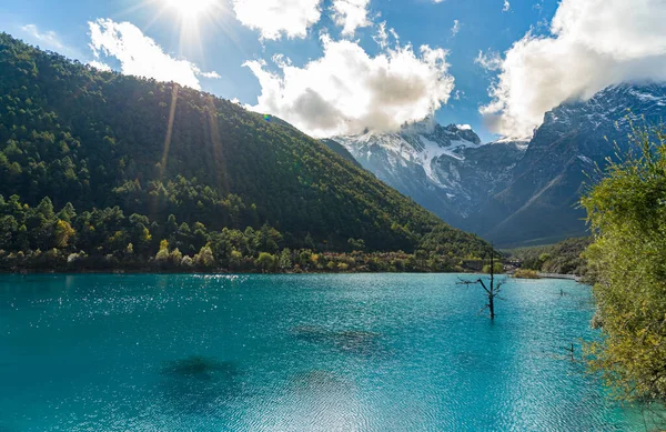 Bluemoon Vadisi Nehri ve dağı, Lijiang.