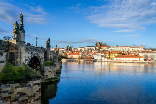 Prag kale manzaralı ve Charles Köprüsü yansımalı