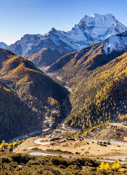 Yol, vadi ve sonbaharda buz dağı.