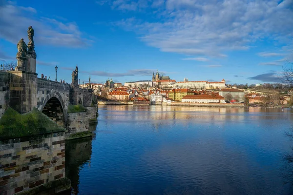 Prag kale manzaralı ve Charles Köprüsü yansımalı