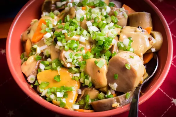 Salamura mantar altında yeşil soğan bir şenlikli masaya bir tabak