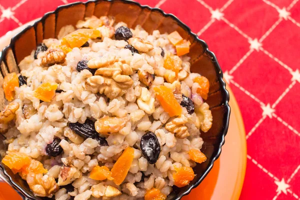 Plaka üzerinde kırmızı masa örtüsü/lezzetli sulu, güzel kokulu tahıl şenlikli masaya yulaf lapası ile