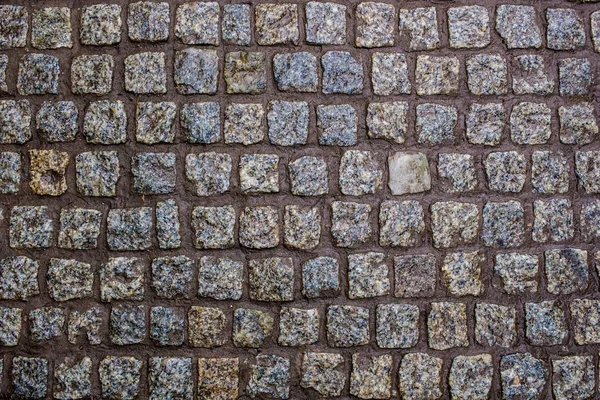 bir güzel ıslak granit taş bir yol inşaatı