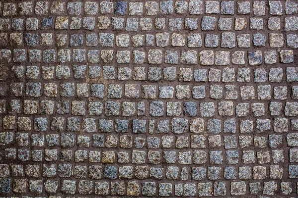 bir güzel ıslak granit taş bir yol inşaatı