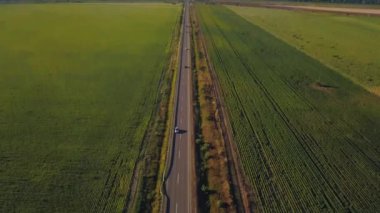 Hava uçuş alanları arasındaki yol üzerinde. Hava dron görüntüleri 4k