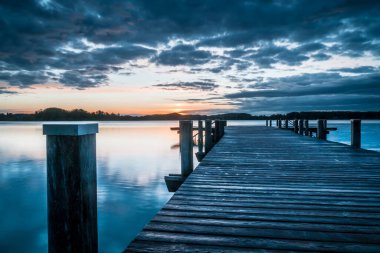 Almanya 'nın Bavyera gölünün üzerinde gün doğumu