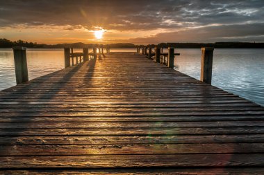 Almanya 'nın Bavyera gölünün üzerinde gün doğumu