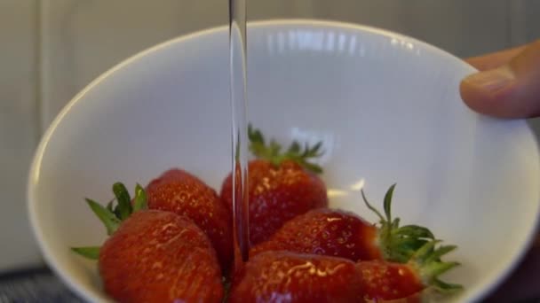 Großaufnahme Eines Mannes Der Erdbeeren Unter Einem Wasserstrahl Wäscht — Stockvideo