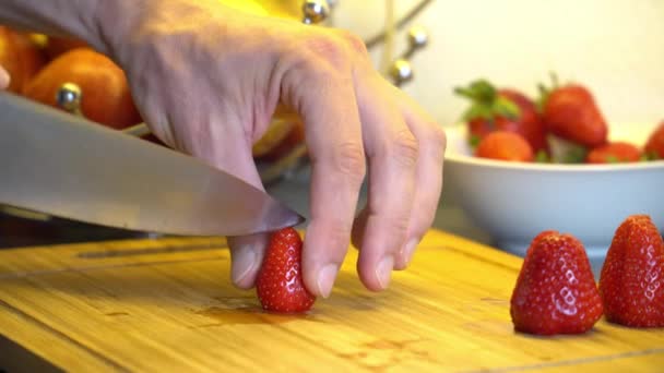 Gros Plan Homme Coupant Des Fraises — Video