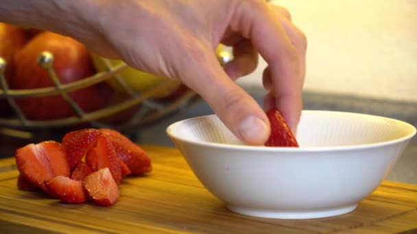 Närbild Man Som Förbereder Dessert Från Olika Bär — Stockvideo