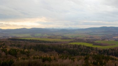Polonya 'nın güzel, yemyeşil manzarasında ve gün batımında Karkonosze Dev Dağları' nda bulutlar dolaşıyor.