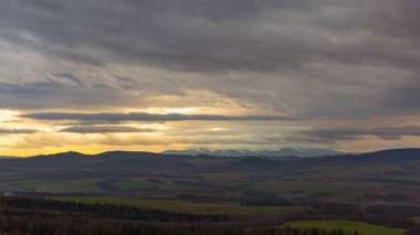 Polonya 'nın dağlarında ve manzarasında kara bulutlar dolaşıyor.