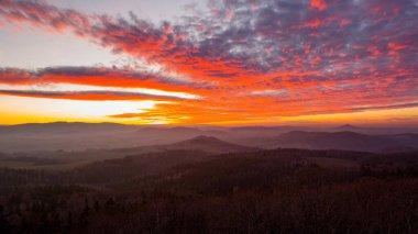 Ostrzyca Proboszczowicka, Polonya üzerindeki güzel, kızıl gün batımı, eski, hareketsiz bir volkan.