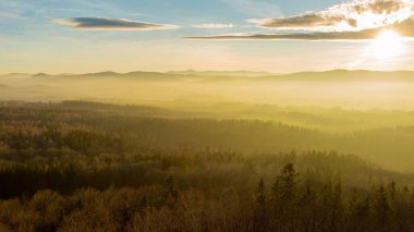 Polonya 'nın Karkonosze Dev Dağları' nın puslu manzarası güneş doğarken