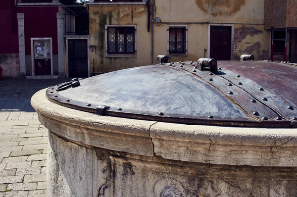 Old Stone Well Metal Lid Venice — Stock Photo, Image