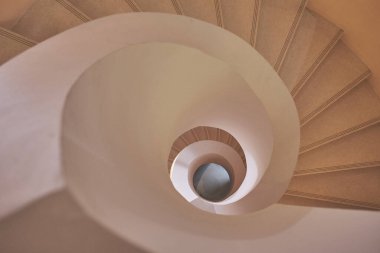 Modern spiral merdivenlere bakıyorum.