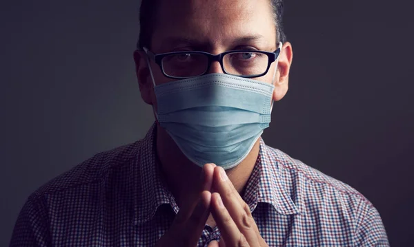 Hombre Con Máscara Manos Juntas Para Coronavirus — Foto de Stock