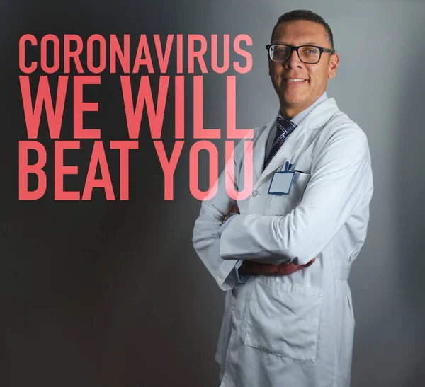 Dokter Glimlachend Naast Een Bord Dat Zegt Coronavirus Zullen Verslaan — Stockfoto