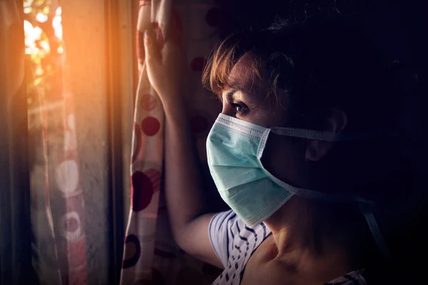 Mujer Mirando Por Ventana Piensa Esperanza Salir Casa Por Coronavirus — Photo