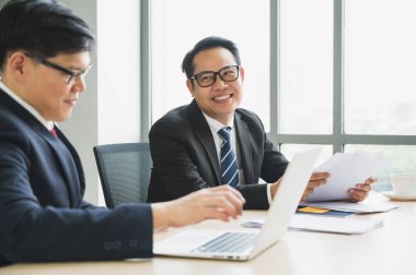 Asyalı iş adamları istatistikleri analiz ediyor. İş Adamları Ekibi Konferans Kurumsal Kavram Toplantısı Ofiste.