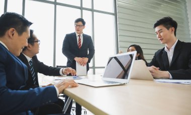 Asyalı iş adamları istatistikleri analiz ediyor. İş Adamları Ekibi Konferans Kurumsal Kavram Toplantısı Ofiste.