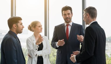 İş Ekibi Toplantı Konferansı Kurumsal Konsepti. Kıdemli konuşmacı ofiste insanlarla görüşecek..