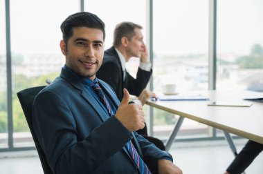 Ofisteki genç yakışıklı iş adamı..